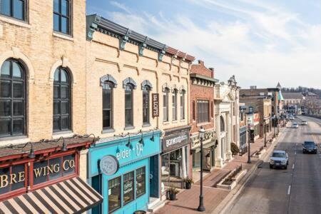 Apartment Hip Urban Loft - Small Town Charm - 124 Lofts #1