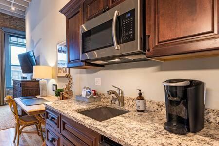 Hip Urban Loft - Small Town Charm - 124 Lofts #1 * West Dundee